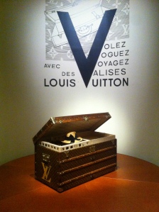 IMAGES. Pourquoi une poupée géante a investi la façade de Louis Vuitton à  Paris ?